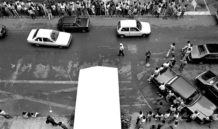   <strong> Populares aguardam a saída </strong> de Funaro do prédio da Confederação Nacional do Comércio em Brasília para protestar contra o Cruzado 2  <br />    