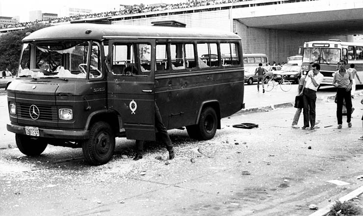  <strong> Ônibus militar depredado </strong> no protesto em Brasília; Exército atuou com forte aparato no isolamento ao Palácio do Planalto   