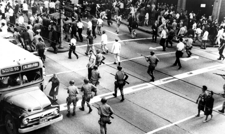  <strong> Exército reprime manifestantes </strong> em Porto Alegre no dia do golpe militar