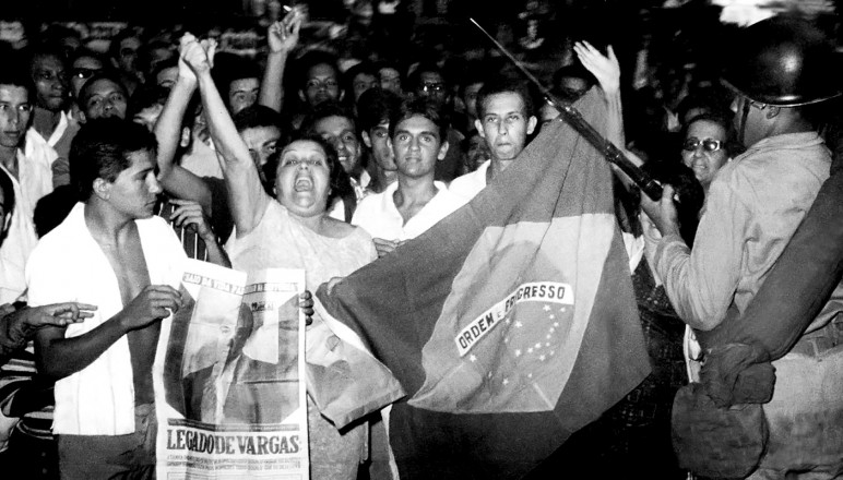  <strong> Manifestação contra o golpe </strong> na Cinelândia, no Rio de Janeiro, em 1º de abril de 1964        