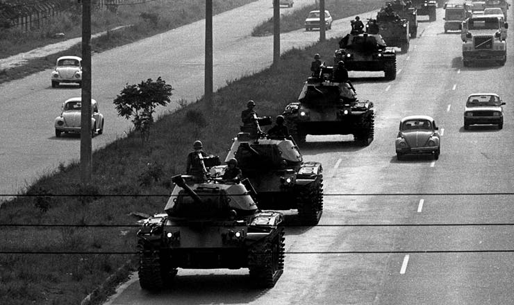  <strong> Tropas do Comando Militar</strong> do Leste deslocam-se na avenida Brasil rumo à Companhia Siderúrgica Nacional (CSN), em Volta Redonda (RJ)