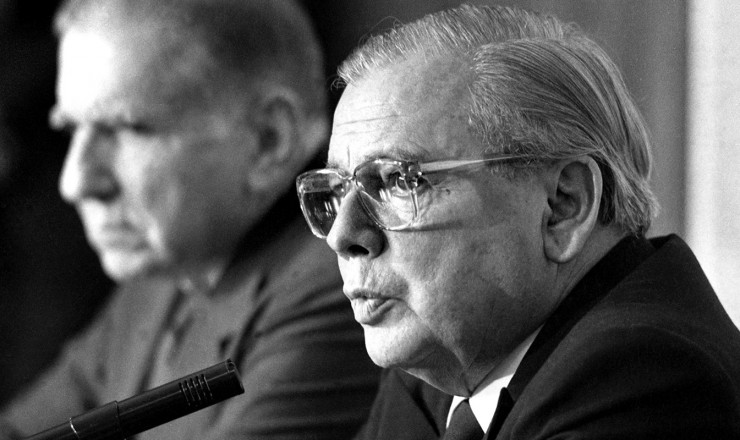  <strong> O ministro Abreu Sodré</strong>  anuncia no Itamaraty o reatamento das relações diplomáticas entre Brasil e Cuba, rompidas desde o golpe de 1964   