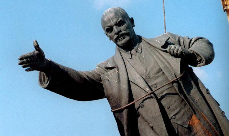 <strong> Estátua de Vladimir Lênin, </strong> líder da Revolução Russa, é desmontada em Vilnius, capital da Lituânia, primeira república soviética a declarar-se independente