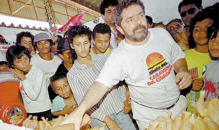  <strong> Lula em feira em Garanhuns (PE), </strong> sua cidade natal e de onde partiu a primeira Caravana da Cidadania, que passou por Alagoas, Sergipe, Bahia, Minas Gerais, Rio de Janeiro e São Paulo