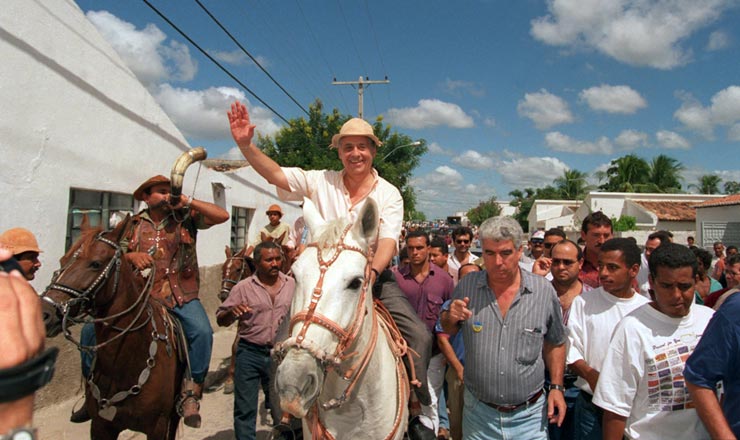  <strong> No município de Delmiro Gouveia (AL),</strong> o candidato Fernando Henrique montou a cavalo e usou chapéu de couro   