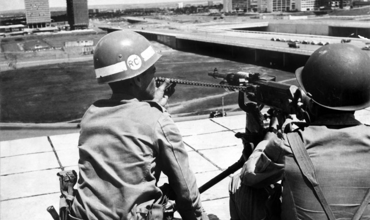  <strong> Soldados na Torre de TV, </strong> em Brasília, no dia da eleição de Castelo Branco pelo Congresso 