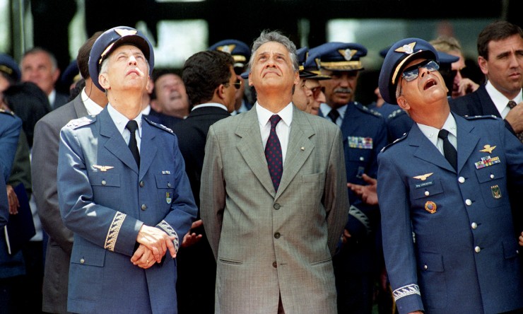  <strong> Fernando Henrique Cardoso ao lado do ministro da Aeronáutica, Lélio Lobo</strong> (à esq.), que substituiu o brigadeiro Mauro Gandra, afastado do cargo devido a acusação de envolvimento no caso Sivam      