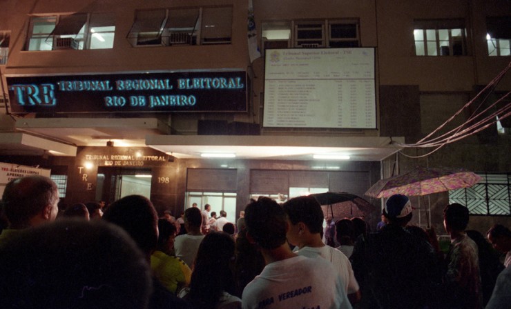  <strong> Eleitores acompanham a apuração</strong> no Rio de Janeiro pelo telão instalado do lado de fora do Tribunal Regional Eleitoral    