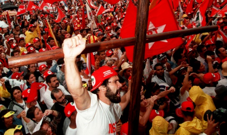  <strong> Manifestantes sem terra ocupam </strong> a Esplanada dos Ministérios, num dos maiores atos de protesto enfrentados pelo governo Fernando Henrique Cardoso   