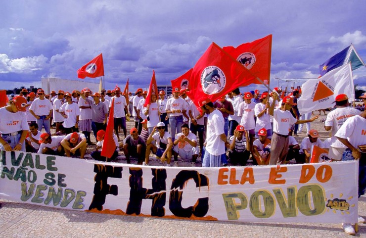  <strong> Militantes do MST protestam</strong> na Esplanada dos Ministérios, em Brasília, contra a venda da Vale