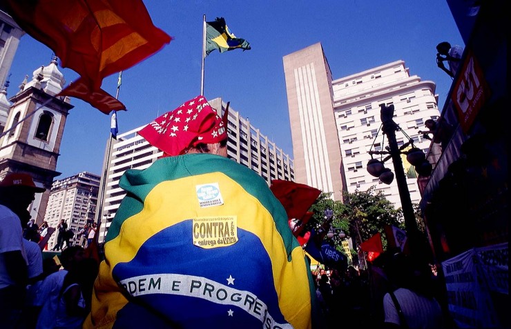 <strong> Manifestantes se reúnem no centro do Rio</strong> num dos muitos atos de protesto contra a venda da Vale do Rio Doce