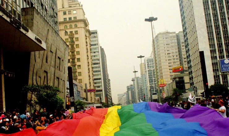  <strong> Bandeira gigante com as cores do arco-íris,</strong> representativa do movimento gay, cobre os participantes da Parada do Orgulho LGBT na av. Paulista, em São Paulo    