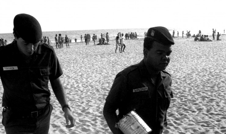  <strong> Policiais apreendem latas</strong> com maconha lançadas ao mar por navio estrangeiro   