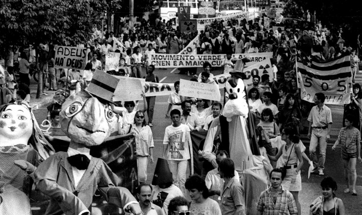  <strong> População vai às ruas</strong> em protesto pelo descaso das autoridades com a fiscalização, que colaborou para a ocorrência do acidente com o césio 137 em Goiânia