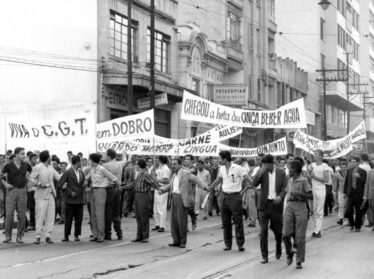  <strong> Paralisações e manifestações de trabalhadores,</strong> como na Greve dos 700 mil, de novembro de 1963, são proibidas pela Lei Antigreve