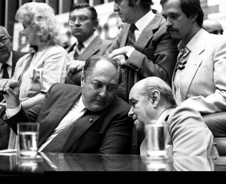  <strong> Aureliano Chaves,</strong> do PDS, conversa com Tancredo Neves, do PMDB