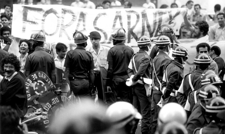  <strong> Policiais atuam na contenção </strong> de manifestantes em frente à Academia Brasileira de Letras, no Rio de Janeiro, durante visita do presidente Sarney