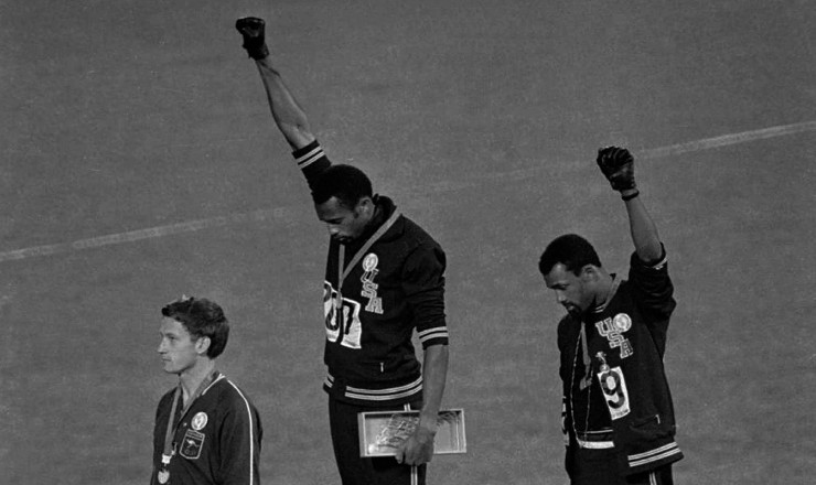  <strong> Atletas negros norte-americanos</strong> protestam contra a intervenção no Sudeste Asiático, durante os Jogos Olímpicos de 1968, no México