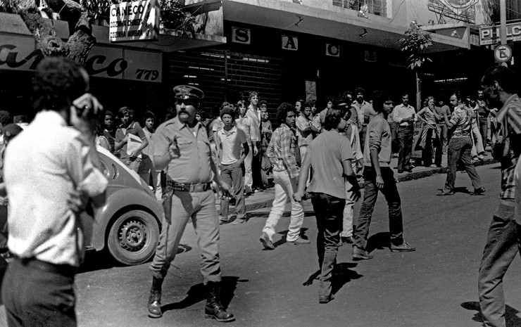  <strong> Policial reprime manifestação</strong> dos trabalhadores da construção civil em Belo Horizonte