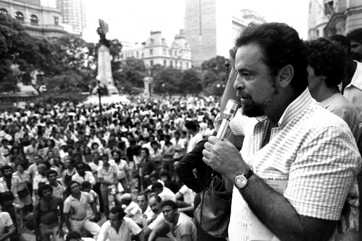  <strong> Márcio Moreira Alves</strong> discursa na manifestação no Rio contra a presença de Reagan no Brasil