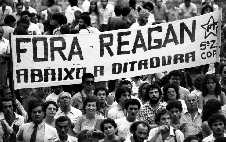  <strong> Protesto na Cinelândia,</strong> centro do Rio, contra a visita de Ronald Reagan