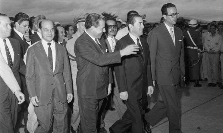  <strong> Tancredo Neves (esq.), ao lado de João Goulart e Leonel Brizola, </strong> foi nomeado primeiro-ministro em 1961, na adoção do regime parlamentarista e logo após a renúncia de Jânio Quadros