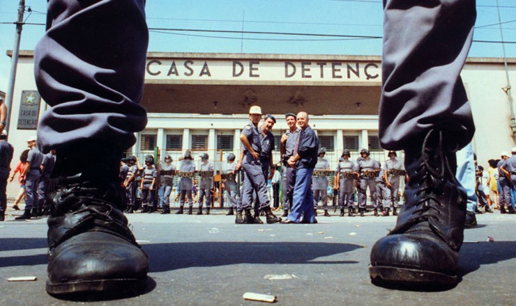  <strong> Tropa de choque isola</strong> a entrada da Casa de Detenção de São Paulo depois do massacre de presidiários      