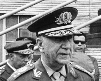 Médici exige poder total no governo
