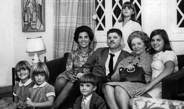  <strong> O ex-deputado Rubens Paiva</strong> entre sua mulher, Eunice (à esq.), a sua mãe e os cinco filhos
