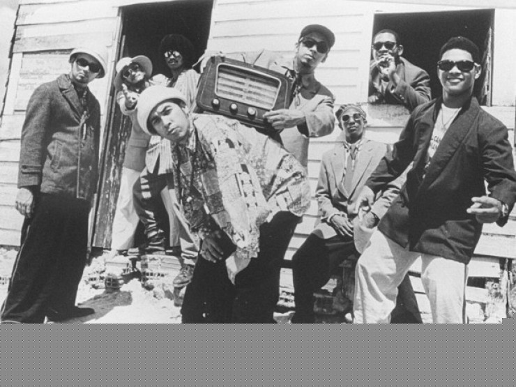  Um dos fundadores do manguebeat, o Grupo Chico Science e Nação Zumbi lançou os discos “Da Lama ao Caos” (1994) e “Afrociberdelia” (1996) até a morte do vocalista Chico Science, em acidente de carro em 1997. Em nova fase, a banda, que funde influências como o Maracatu e o <em> Rap</em> , lançou ainda mais seis álbuns de estúdio.