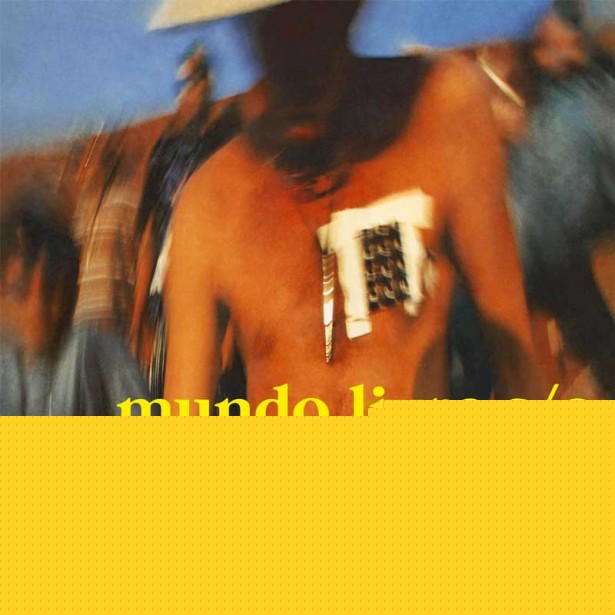  Criado em 1991 com o nome de<em> </em> mangue, o movimento musical surgido em Recife ganharia, pouco depois, o complemento bit, que é a menor unidade binária de informação, consoante com a ideia de seus criadores de surfar uma onda tecnológica, repleta de antenas e ondas, quando a Internet ainda engatinhava. No entanto, mesmo que à revelia dos integrantes do movimento, parecia mais adequado à sua sonoridade a terminação beat – batida, em inglês –, grafia que passou a ser utilizada pelos críticos e pela imprensa dali por diante: manguebeat   
