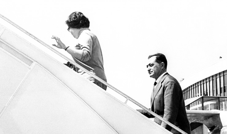  <strong> O ex-governador embarca</strong> no aeroporto de Orly, em Paris, rumo à Argélia 