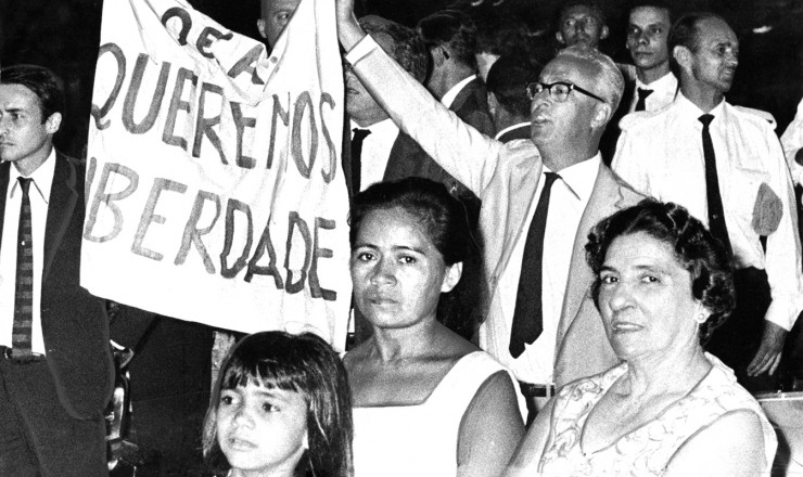       <strong> Antonio Callado,</strong> ao centro com a faixa, protesta no Hotel Glória 