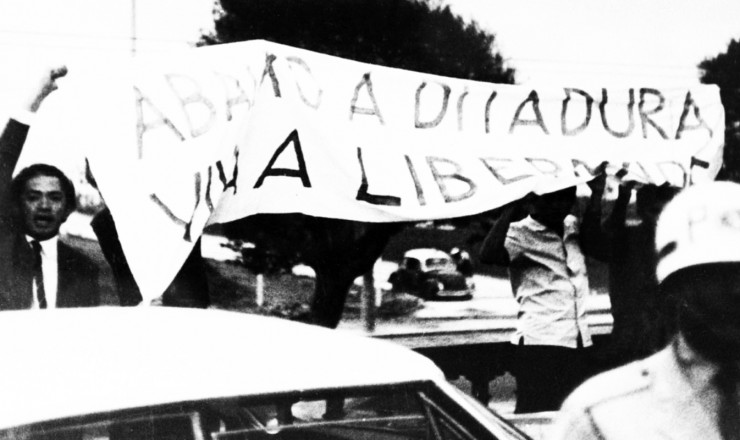       <strong> Thiago de Mello</strong> na manifestação em frente ao hotel da conferência da OEA 