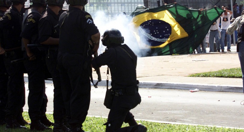  <strong> Soldado atira bomba de gás lacrimogêneo</strong> durante conflito com manifestantes em um ato contra a corrupção e o apagão, em frente ao Congresso Nacional