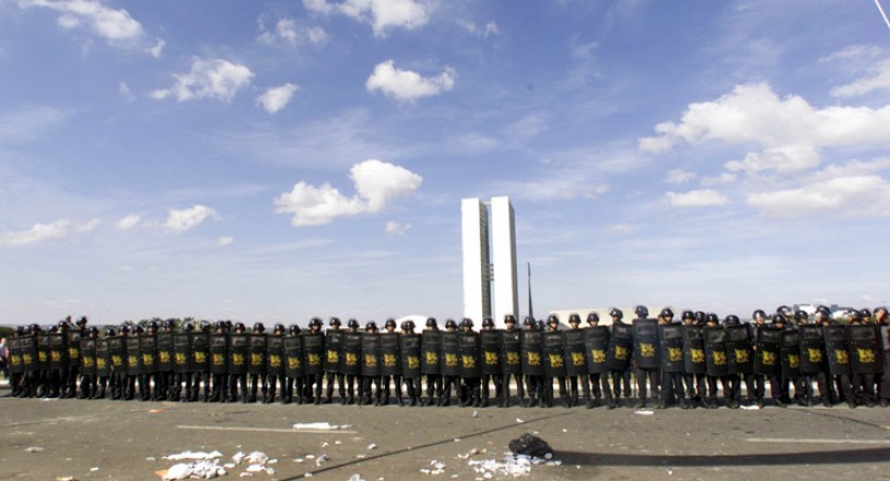  <strong> Tropa de Choque da Polícia Militar</strong> se posiciona em frente ao Congresso Nacional, durante ato contra a corrupção e o apagão no setor elétrico