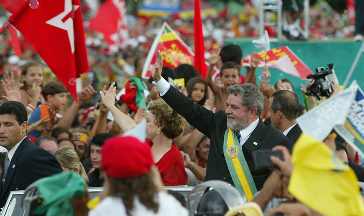  <strong> Presidente Luiz Inácio Lula da Silva </strong> desfila em carro aberto e saúda a população que lotou as vias de Brasília