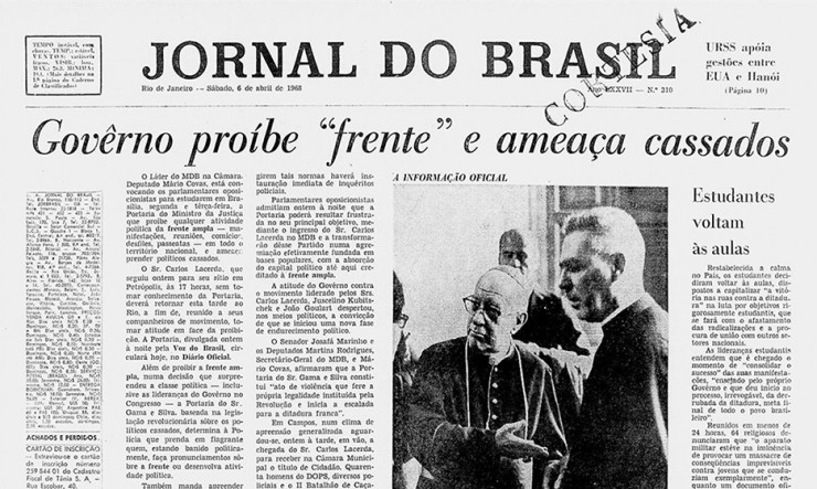   <strong> Manchete do "Jornal do Brasil"</strong> de 1968 anuncia a proibição à Frente Ampla e relata a reação do MDB   