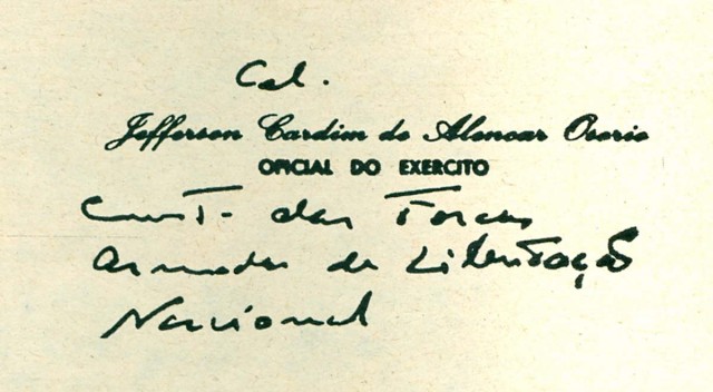   Cart&atilde;o de visitas do coronel  Jefferson Os&oacute;rio onde se l&ecirc; escrita a m&atilde;o a frase &quot;Comandante das For&ccedil;as Armadas de Liberta&ccedil;&atilde;o Nacional&quot;  &nbsp;  &nbsp;