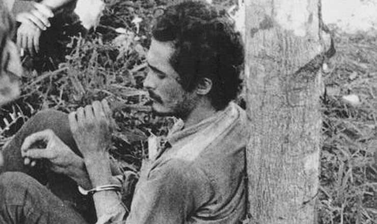  <strong> José Genoino </strong> capturado e preso pelo Exército durante a guerrilha do Araguaia