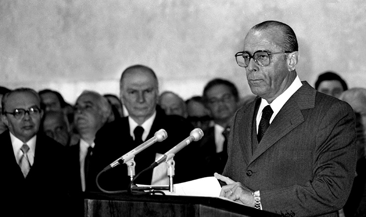  <strong> O general presidente Figueiredo </strong> anuncia envio do projeto da Lei de Anistia ao Congresso, em 27 de junho de 1979 