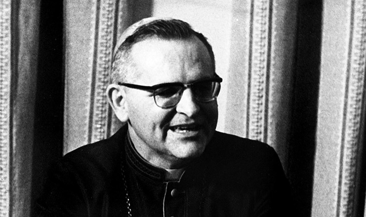  <strong> Dom Paulo Evaristo Arns,</strong>  em 1974; no Natal daquele ano, o arcebispo de São Paulo sugeriu a várias organizações a articulação de uma campanha pela anistia