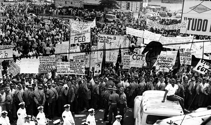  <strong> Comício na Central do Brasil, </strong> que reuniu 300 mil pessoas no dia 13 de março de 1964 
