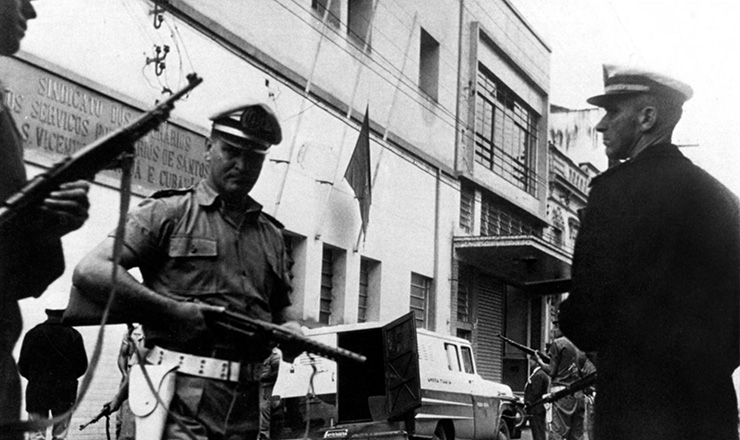  <strong> Polícia invade o Sindicato</strong> dos Portuários de Santos (SP) em abril de 1964