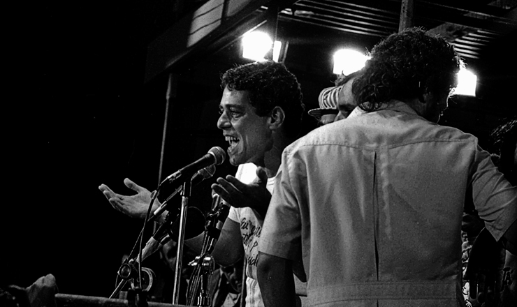  <strong> Chico Buarque fala na Candelária, </strong> no centro do Rio de Janeiro