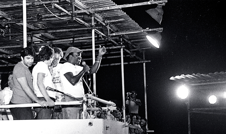  <strong> O compositor Milton Nascimento</strong>  discursa no comício de Belo Horizonte 