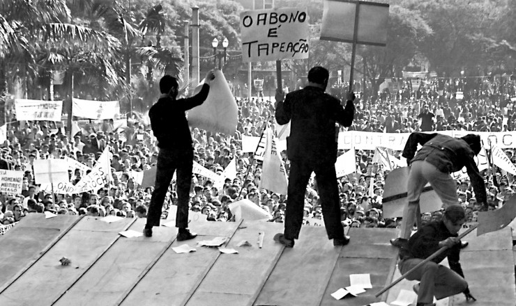  <strong> Sobre o palanque tomado</strong> das autoridades, militantes de esquerda e sindicalistas dirigem a manifestação   