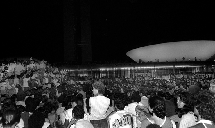  <strong> Populares aguardam o resultado </strong> da votação das Diretas-Já do lado de fora do Congresso Nacional