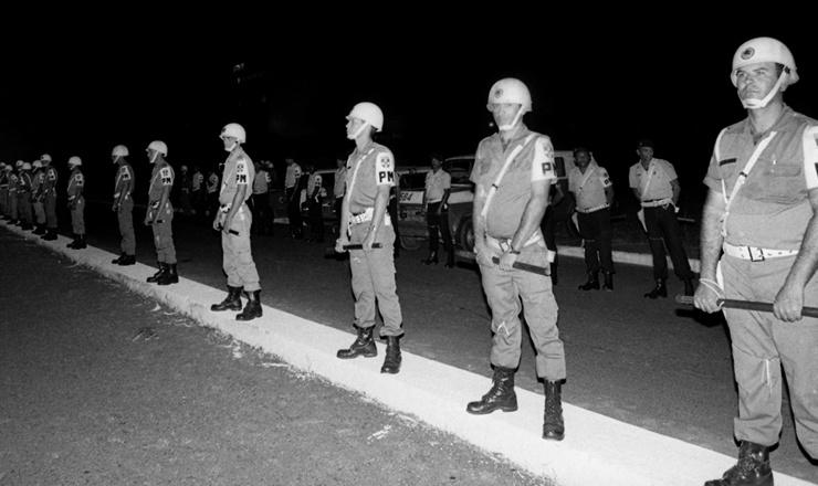  <strong> Tropa da Polícia Militar </strong> cerca o Congresso Nacional durante a votação da emenda das Diretas-Já