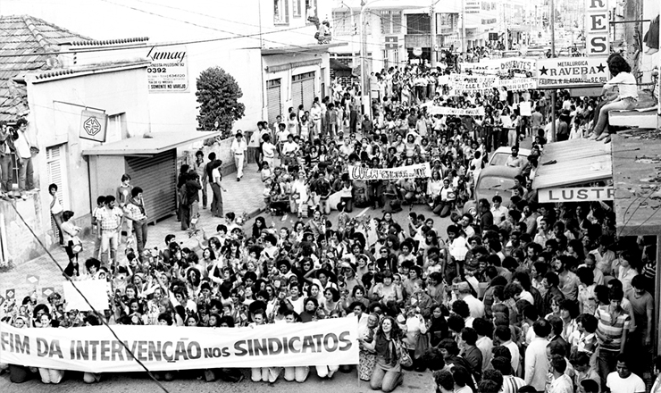  <strong> Mulheres em passeata </strong> pedem o fim da intervenção no Sindicato dos Metalúrgicos de São Bernardo do Campo (SP), em 9 de maio de 1980 